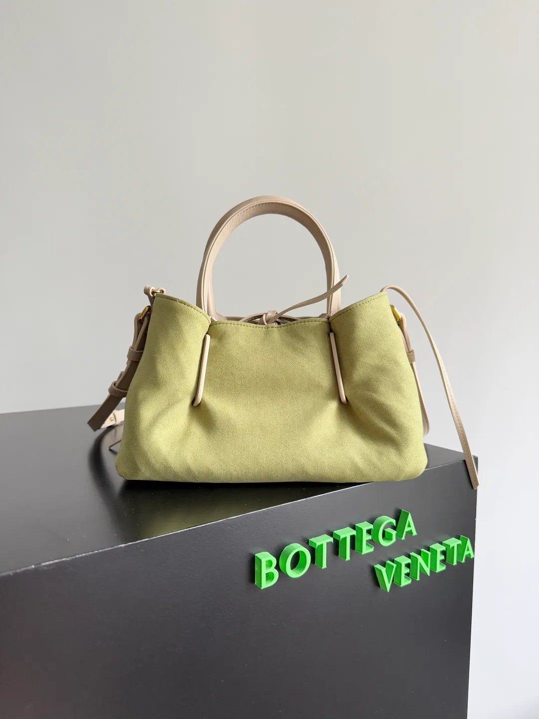 Batch 1660 BOTTEGA VENETA 2025 new product pinacoteca has super soft leather, and the weaving function, practicality and relaxed fashion sense have not fallen behind❤️‍🔥Amway has given sisters a must-have bag when going out. The size of the bag also accurately meets the commuting needs of urban beauties. It can accommodate mobile phones, keys, lipstick, powder, sunscreen, shopping bags...all of it! ! ! 🔥The capacity should not be underestimated~ It does not choose people, clothes, or occasions. With its majestic curved outline, exquisite woven texture, delicate edges and rounded handles, this woven vegetable basket bag truly achieves the goal of "dressing up and being fashionable without getting in the way"~ Are you interested in Jimei? Style number: 819004 Size: 24*15*12cm